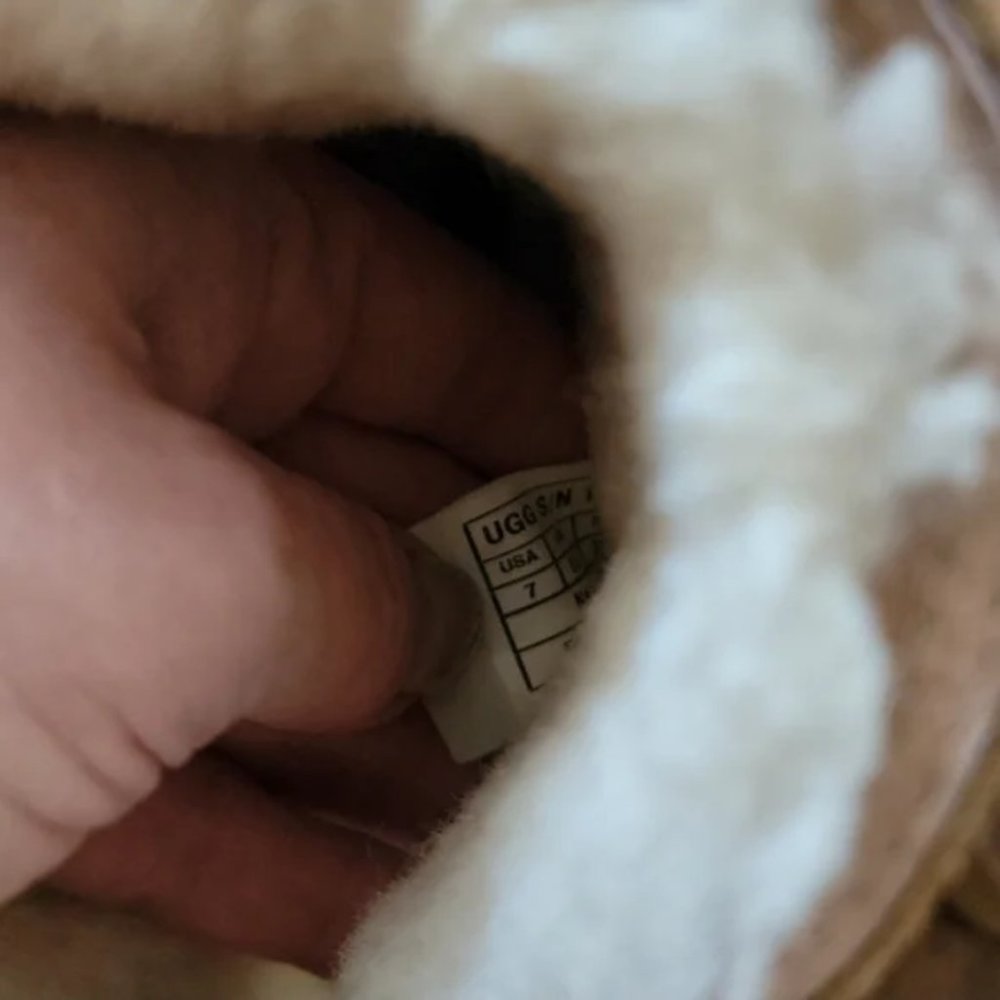 UGG 7 - Picture 6 of 6
